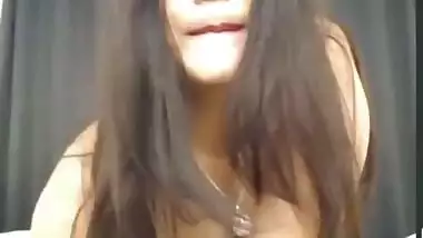 Webcam Indian chick has XXX vibro-toy in cunt vibrating with tips