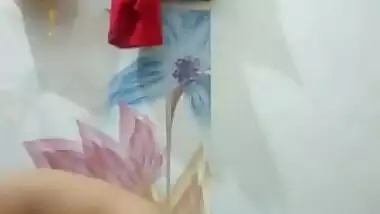 Beautiful desi girl nude bathing recorded herself