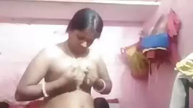 Desi girl's shows off tits and fucks her pussy in homemade XXX video