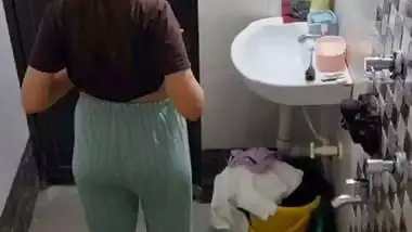Neighbor girl boobs show before bathing viral MMS