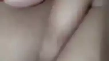 Desi girl solo XXX video where she takes boobs and pussy to light