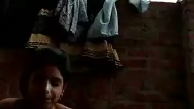 Dirty Desi chick washes XXX body parts outdoors in this MMS video