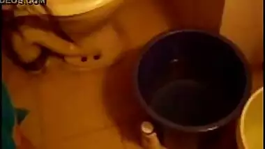 Porn MMS of a beautiful girl taking a bath and satisfying her boyfriend