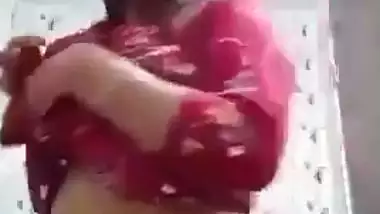 Indian naked girl records her MMS for her lover