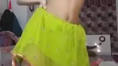 Astonishing Indian bitch dancing topless on cam