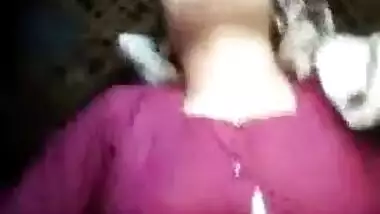 Desi female gets XXX and opens her sex sari taking pussy to light