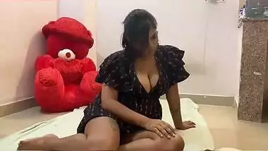 Desi Hot Babe Oasi Das Watching Porn And Fingering Pussy Part 1