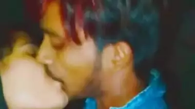 Indian sex wife with shawl in hair kisses a handsome man on XXX camera