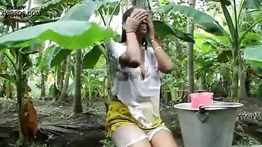 Indian hot cute servant girl showing her boobs and seducing neighbour at out door - Wowmoyback - XVI