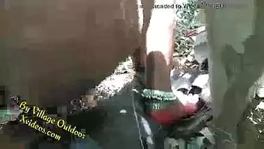 Desi jungli sex video of a young couple’s outdoor sex action