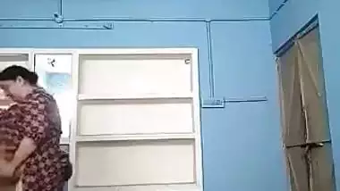 MMS video of mature Bhabhi having XXX affair with fat Desi neighbor